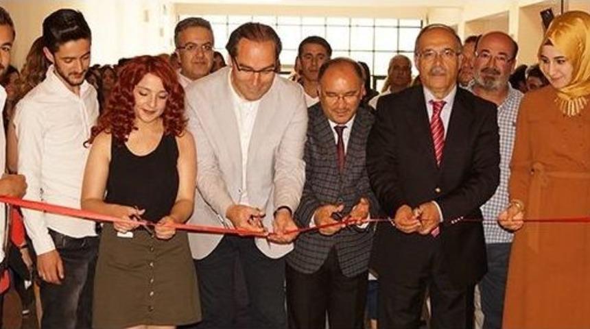 Resim Ve Seramik B&ouml;l&uuml;m&uuml; &Ouml;ğrencileri Mezuniyet Sergisi A&ccedil;tı