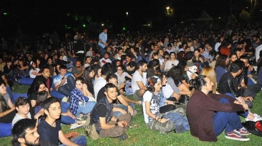 İzmirli Gençler Pilli Bebek’le Coştu