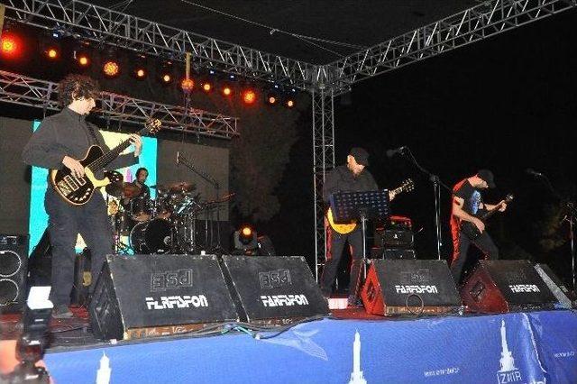 İzmirli Gençler Pilli Bebek’le Coştu 1