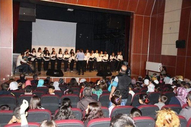 Sahne Alan &Ouml;ğrenci Baygınlık Ge&ccedil;irdi 1