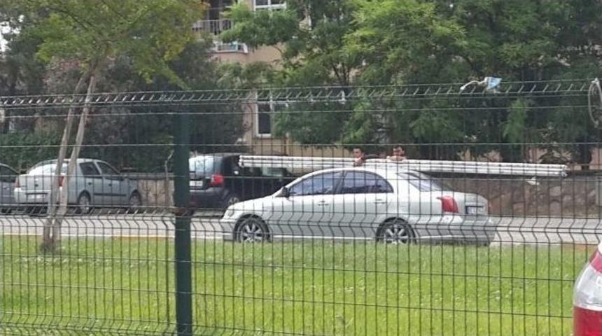 G&ouml;vdelerini Otomobilin Camından Dışarı &Ccedil;ıkararak Yolculuk Ettiler