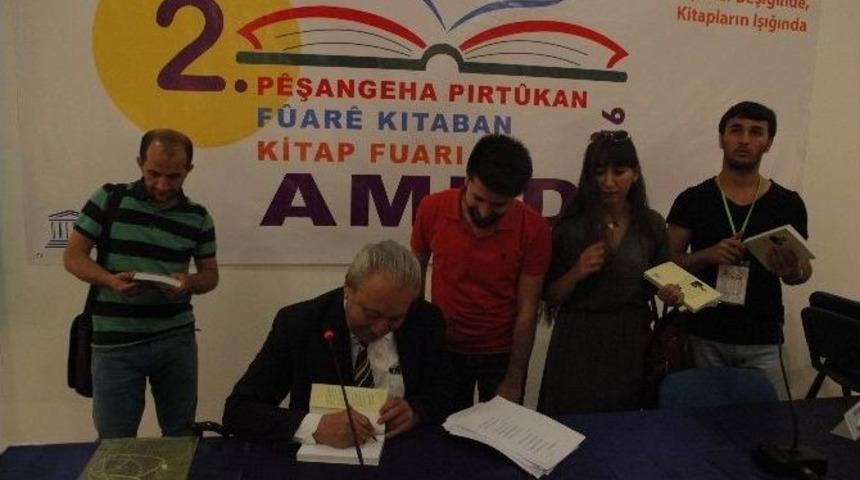 Kitap Fuarı Şiir Dinletisi Ve Panellerle S&uuml;r&uuml;yor