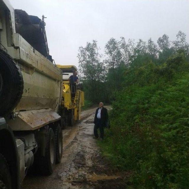 Ak&ccedil;akoca&rsquo;da K&ouml;y Yolu Asfalt &Ccedil;alışması Başladı 1