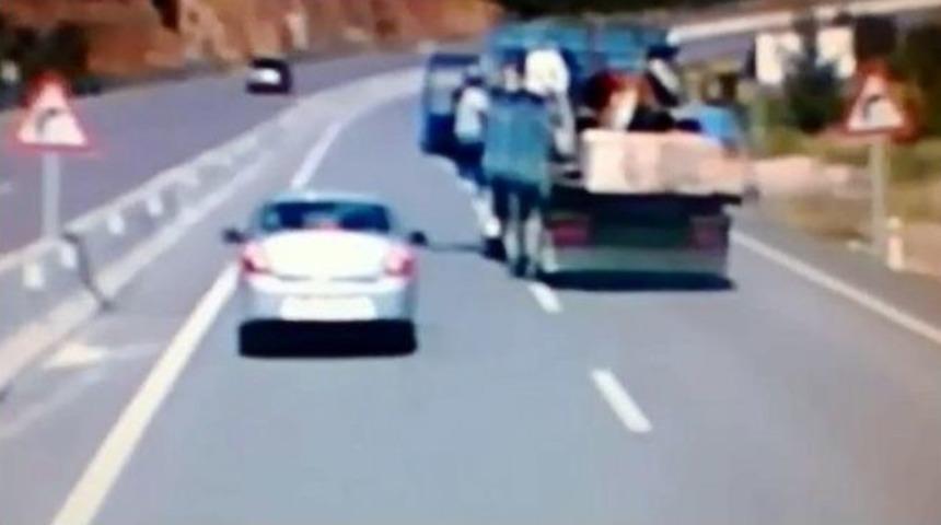 Freni Patlayan Kamyondan Atlayarak Kurtuldu