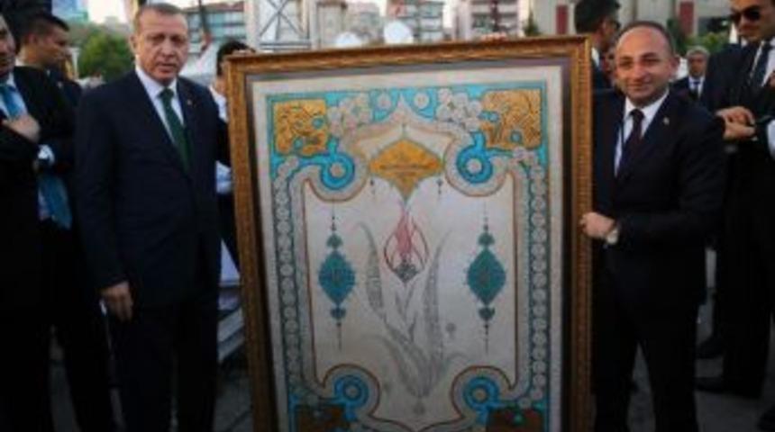 Başkan &Uuml;z&uuml;lmez&rsquo;den, Cumhurbaşkanına &Ouml;zel Sanat Eseri