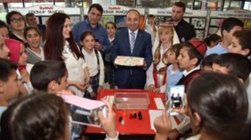 Başkan &Uuml;z&uuml;lmez, &Ccedil;ocuklarla Ebru Sanatı Yaptı