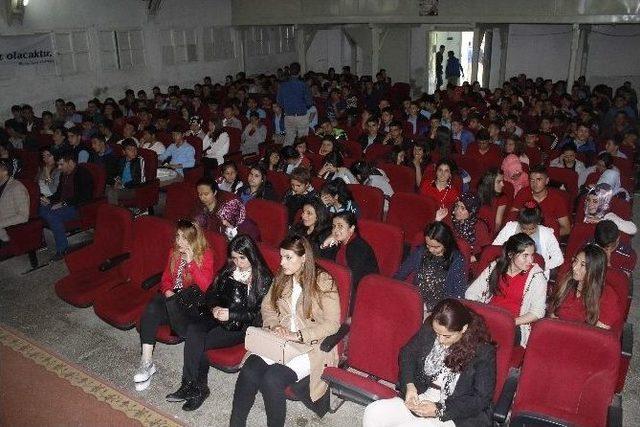 76 Yıllık Sinema Salonunda ‘medyayı Anlama’ Paneli Düzenlendi