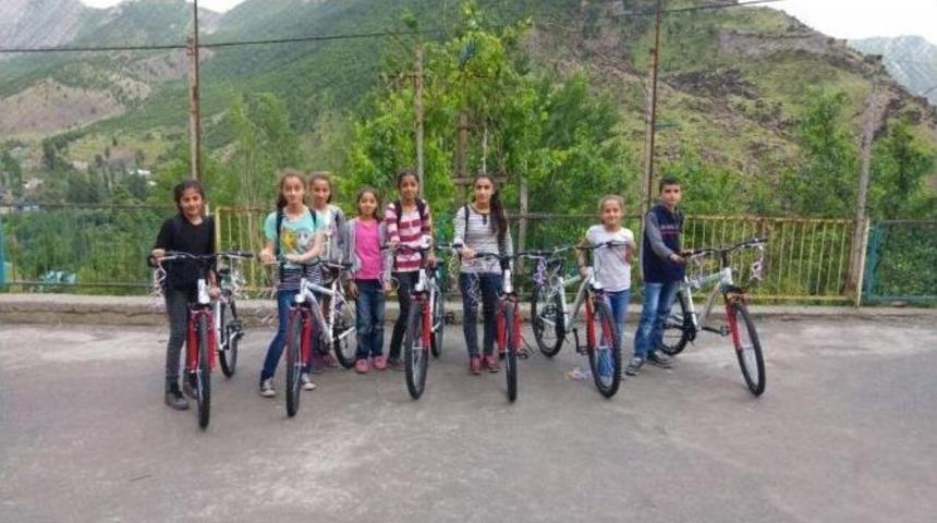 Beyt&uuml;şşebap&rsquo;ta Başarılı &Ouml;ğrencilere Bisiklet Dağıtıldı