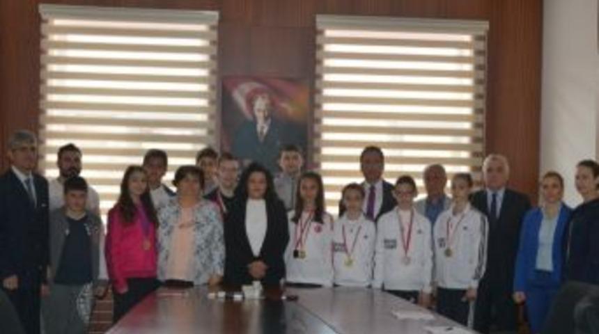 Gen&ccedil;lik Haftasında Şampiyonlardan Ziyaret