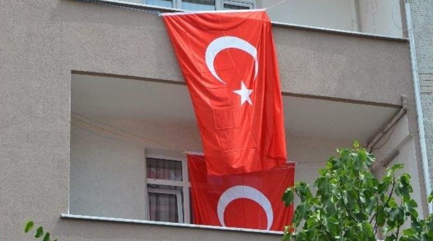 Gazi&rsquo;de &Ouml;ld&uuml;r&uuml;len Taksicinin Evine Dev T&uuml;rk Bayrağı Asıldı