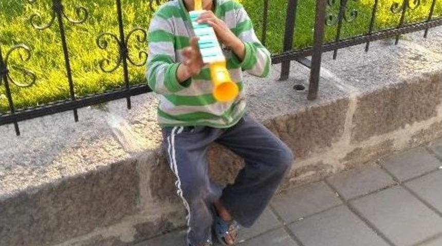 7 Yaşındaki Suriyeli &Ccedil;ocuk Dilenmek Yerine Sokak M&uuml;zisyenliği Yapıyor