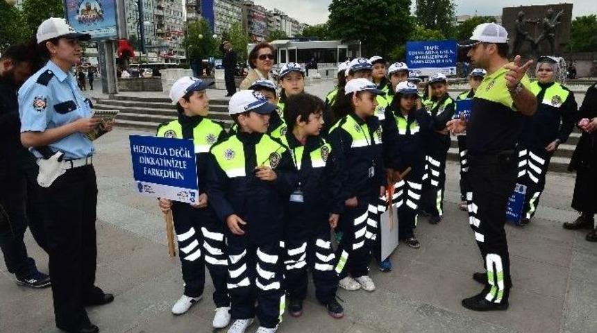 &Ccedil;ocuk Meclisi &Uuml;yesi Minik Polislerin Trafik Denetimi