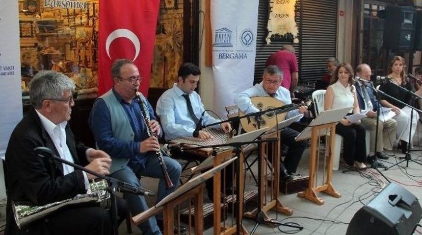 Tarihi Osmanlı Arastasında Yağmur Altında Şiir Ve Musiki Buluşması
