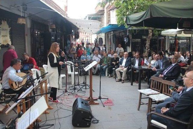 Tarihi Osmanlı Arastasında Yağmur Altında Şiir Ve Musiki Buluşması