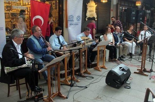 Tarihi Osmanlı Arastasında Yağmur Altında Şiir Ve Musiki Buluşması