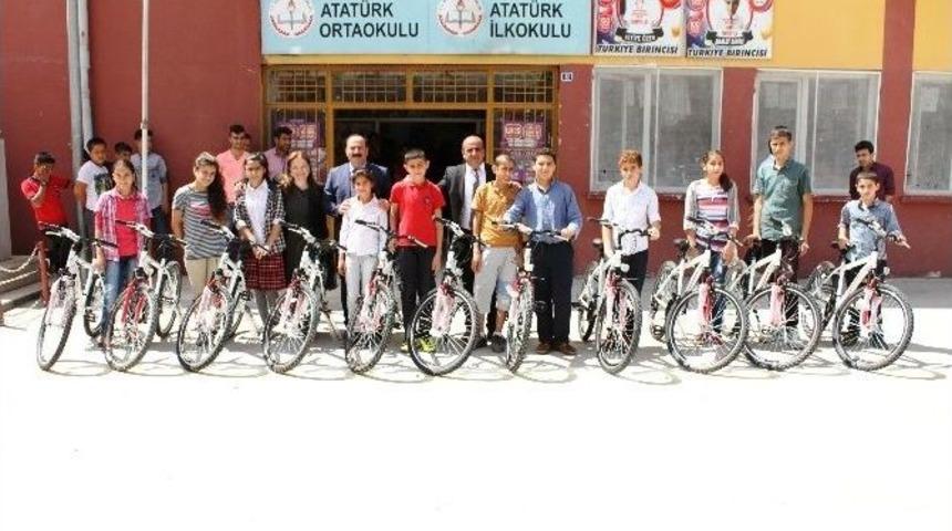 Silopi&rsquo;de 400 &Ouml;ğrenciye Bisiklet Dağıtıldı