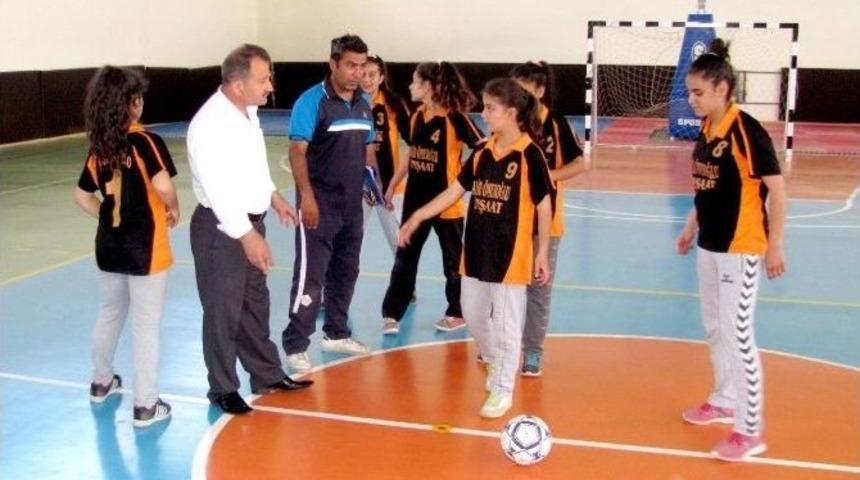 Araban&rsquo;da Kızlar Futsal Turnuvası D&uuml;zenlendi