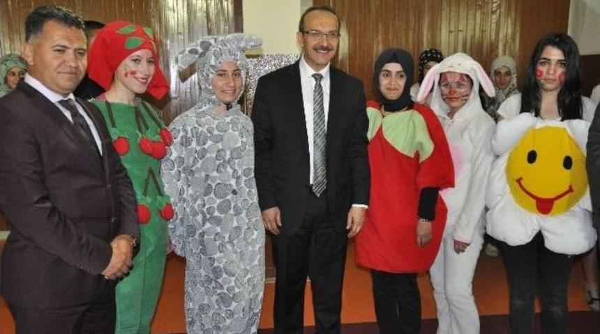Kız &Ouml;ğrenciler K&ouml;y Okulları İ&ccedil;in Yaptıkları Eserleri Sergilediler