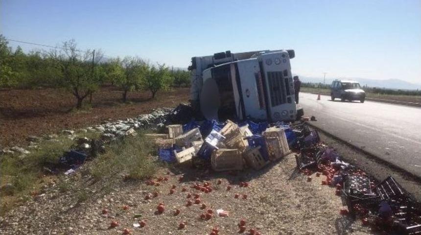 Sebze Y&uuml;kl&uuml; Kamyon Devrildi: 1 Yaralı