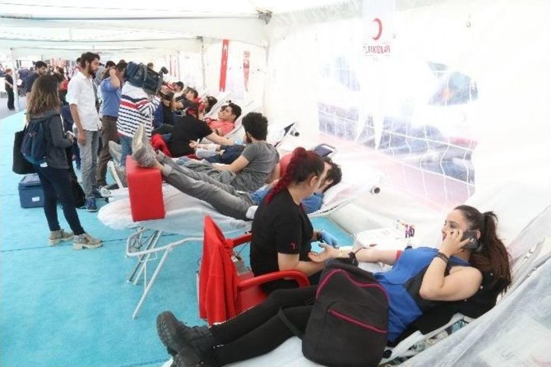 Yıldızlı Gen&ccedil;lerden Kan Bağışında Rekor Denemesi
