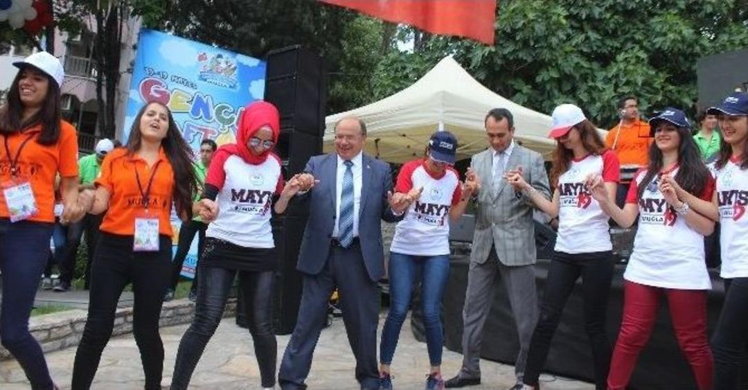 Vali &Ccedil;i&ccedil;ek Gen&ccedil;lik Haftası Panayır Alanını Gezdi