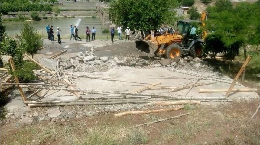 Diyarbakır Zabıtası Ka&ccedil;ak Yapıya Ge&ccedil;it Vermiyor
