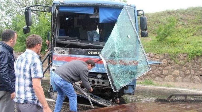 Cezaevi Aracı Kaza Yaptı: 10 Yaralı