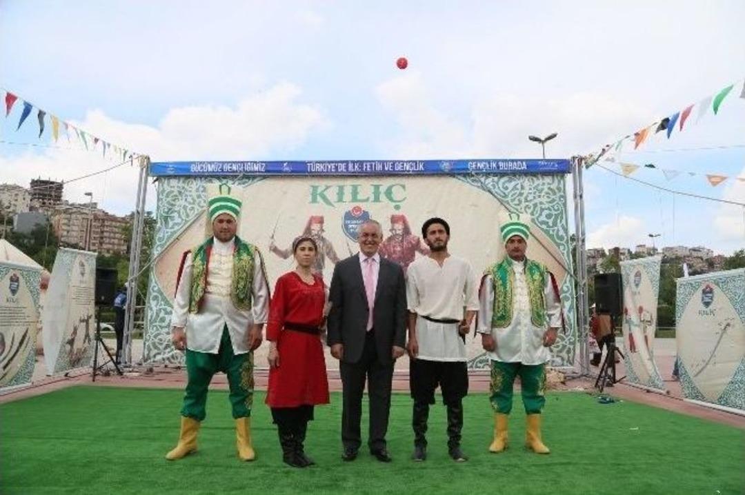 Ey&uuml;p&rsquo;te Kutlanan Gen&ccedil;lik Ve Fetih Ş&ouml;leni Renkli G&ouml;r&uuml;nt&uuml;lere Sahne Oldu