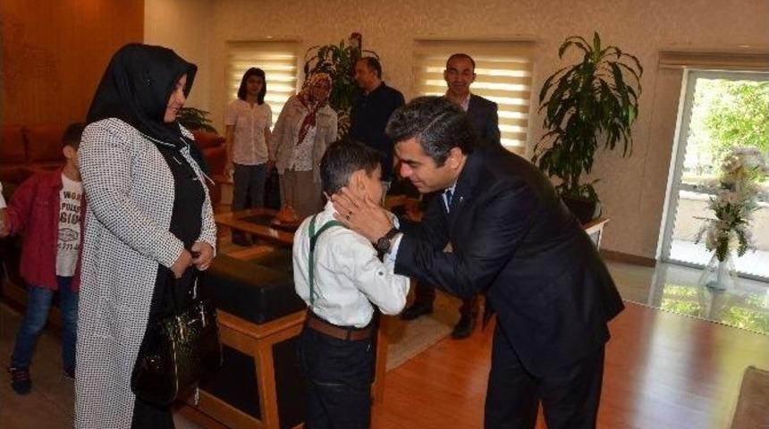 Koruyucu Aileler Ve &Ccedil;ocuklardan Vali D&uuml;zg&uuml;n&rsquo;e Ziyaret