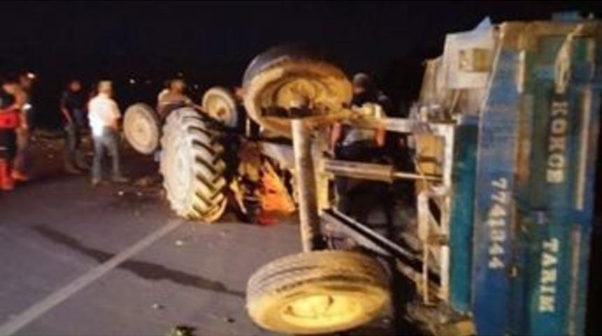 Otomobil Trakt&ouml;re &Ccedil;arptı: 4 Yaralı