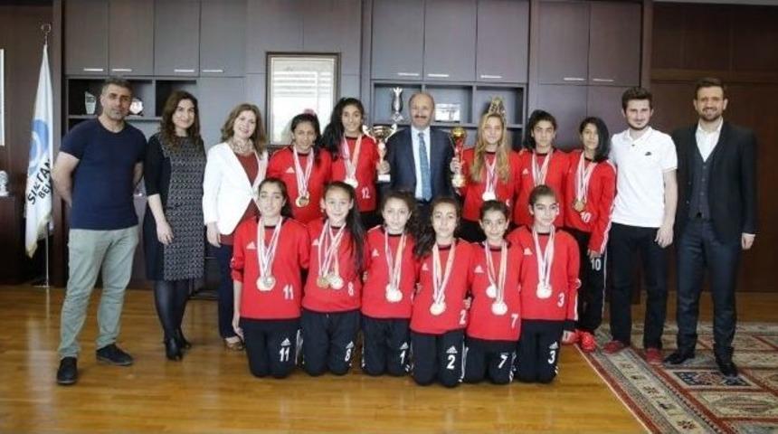 Mevlana Ortaokulu Sultangazi&rsquo;nin Gururu Oldu