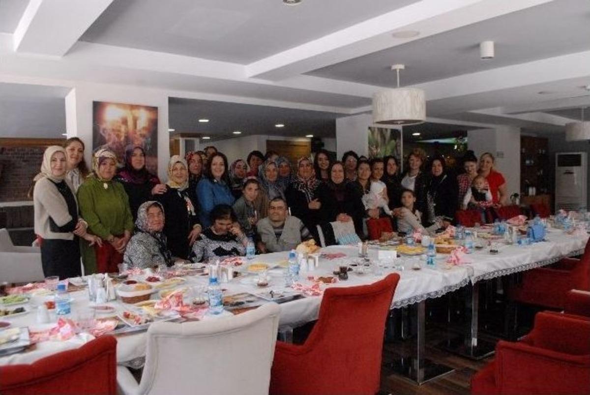 Ak Kadınlardan &Ccedil;ifte Kutlama