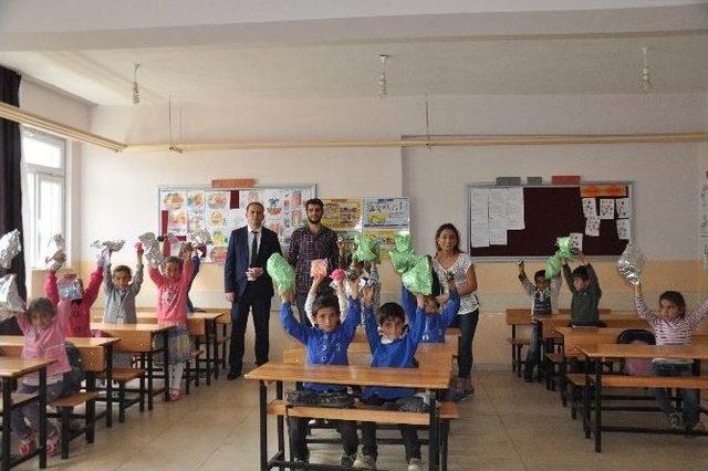 Muş’taki Köy Okulu Öğrencilerine Oyuncak Dağıtımı