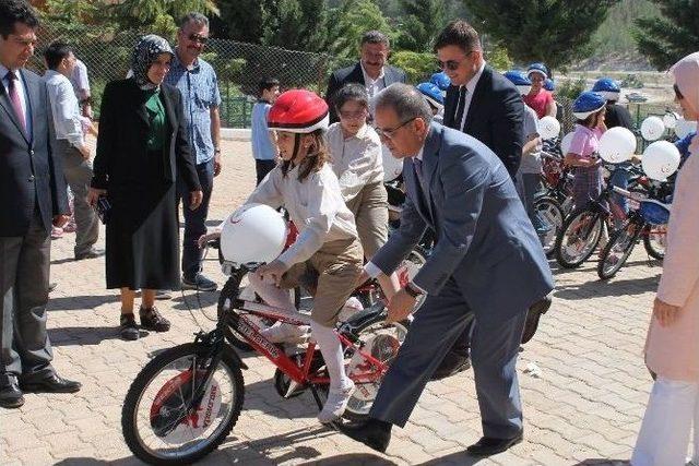 Kilis Toki Orta Okulunda Bisiklet Dağıtım Töreni Yapıldı