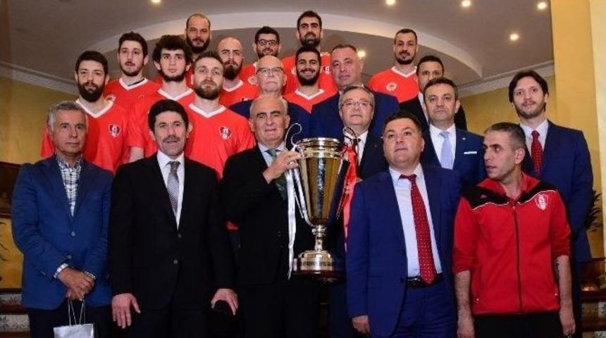 Kupayı Başkan Yılmaz&rsquo;a Getirdiler