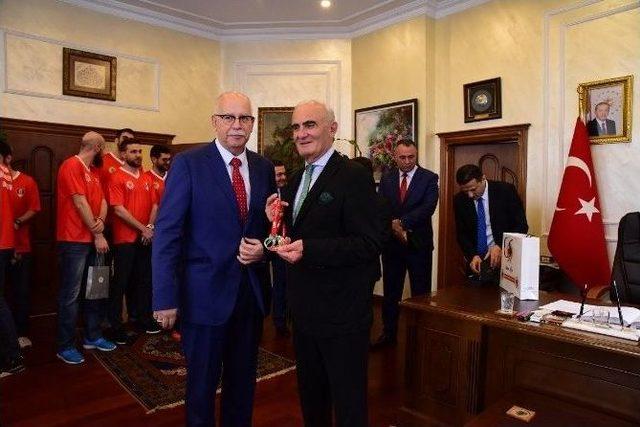 Kupayı Başkan Yılmaz&rsquo;a Getirdiler 2