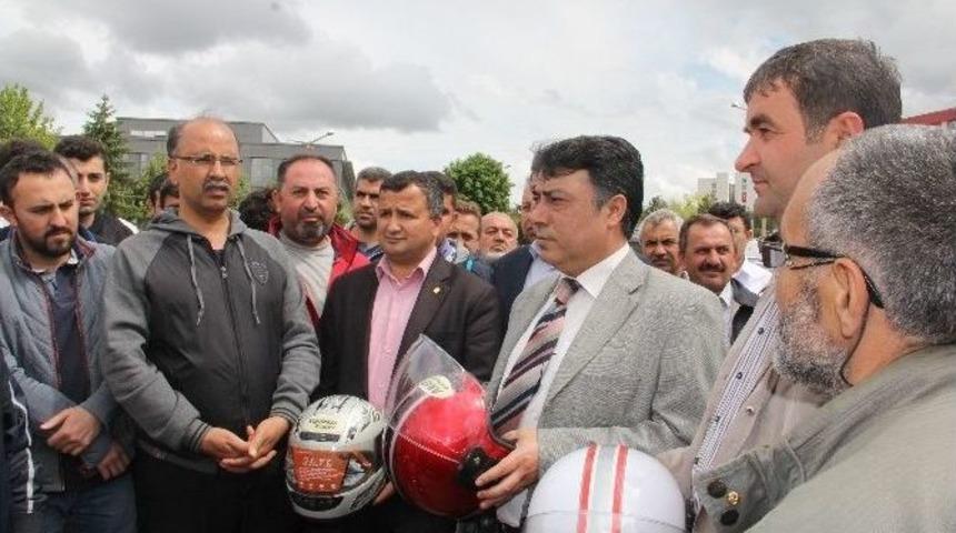 Motosiklet S&uuml;r&uuml;c&uuml;lerine Kask Dağıtıldı