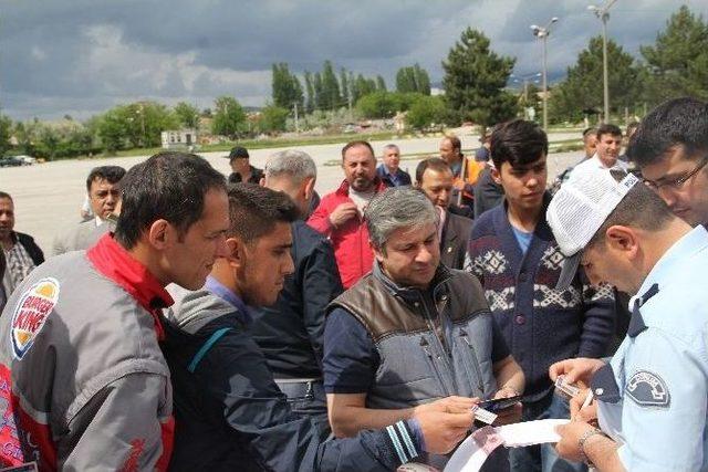 Motosiklet S&uuml;r&uuml;c&uuml;lerine Kask Dağıtıldı 1