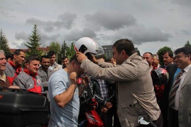 Motosiklet S&uuml;r&uuml;c&uuml;lerine Kask Dağıtıldı 2