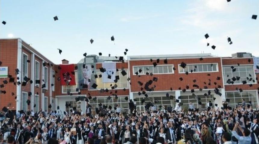 Adıyaman &Uuml;niversitesinde Mezuniyet Coşkusu