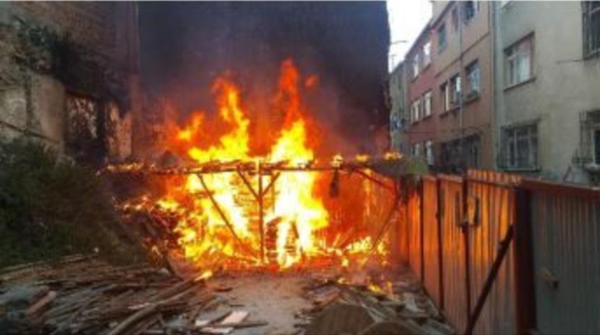 Beyoğlu&rsquo;nda Yangın Paniği