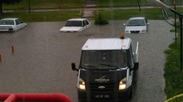 Tavşanlı’da Dolu Ve Yağmur Hayatı Olumsuz Etkiledi