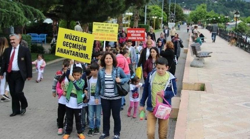 &Ouml;ğrenciler M&uuml;zelerin &Ouml;nemine Dikkat &Ccedil;ekmek İ&ccedil;in Y&uuml;r&uuml;d&uuml;