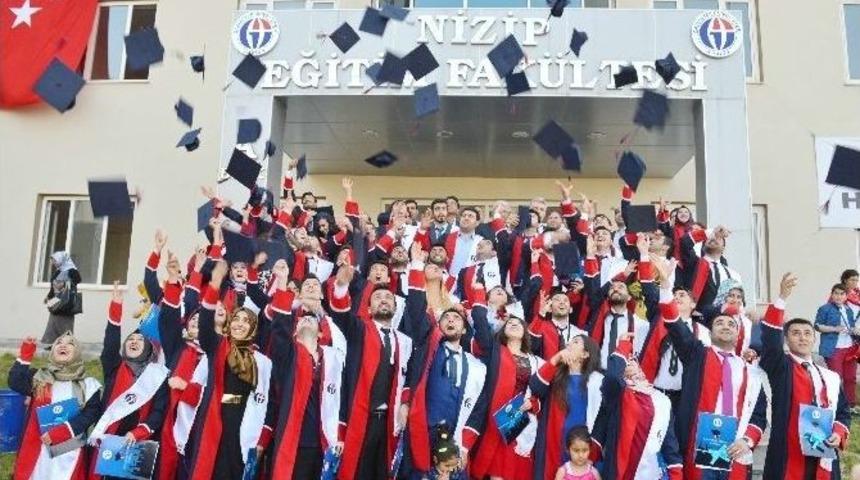 Ga&uuml;n Nizip Eğitim Fak&uuml;ltesinde Mezuniyet Coşkusu