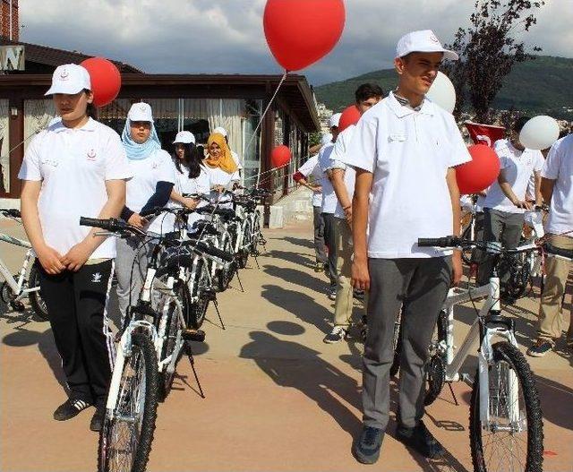 Sağlıklı Nesiller Yetiştirmek İ&ccedil;in Binlerce Gence Bisiklet Dağıttılar 1