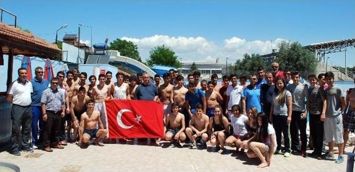 Salihli&rsquo;de 90 &Ouml;ğrenci Kula&ccedil; Attı