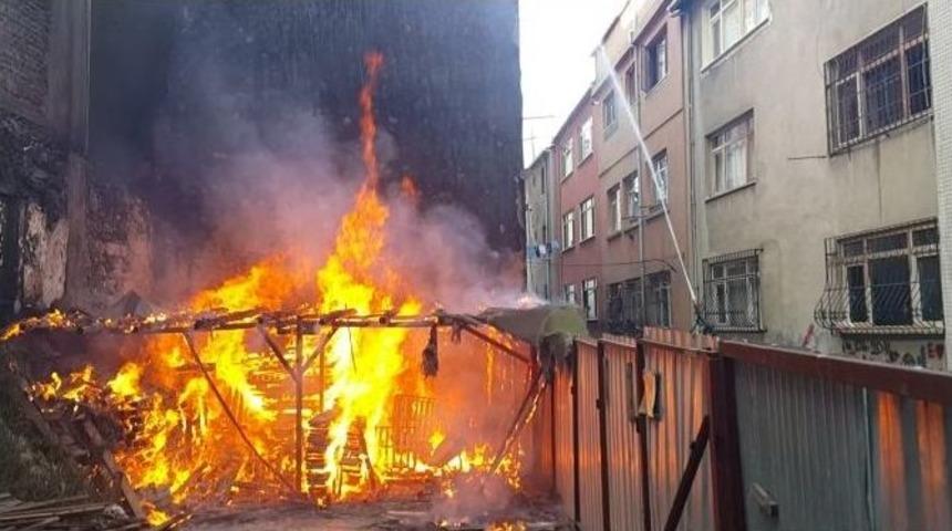 Kasımpaşa&rsquo;da &Ccedil;ocukların &Ccedil;ıkarttığı Yangın Binaya Sı&ccedil;radı