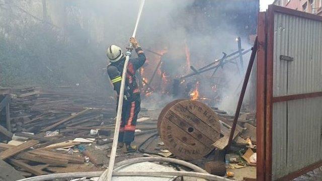 Kasımpaşa’da Çocukların Çıkarttığı Yangın Binaya Sıçradı