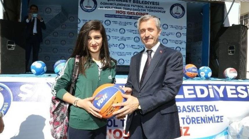 &Ouml;ğrencilerin Karne Hediyesi Tahmazoğlu&rsquo;ndan