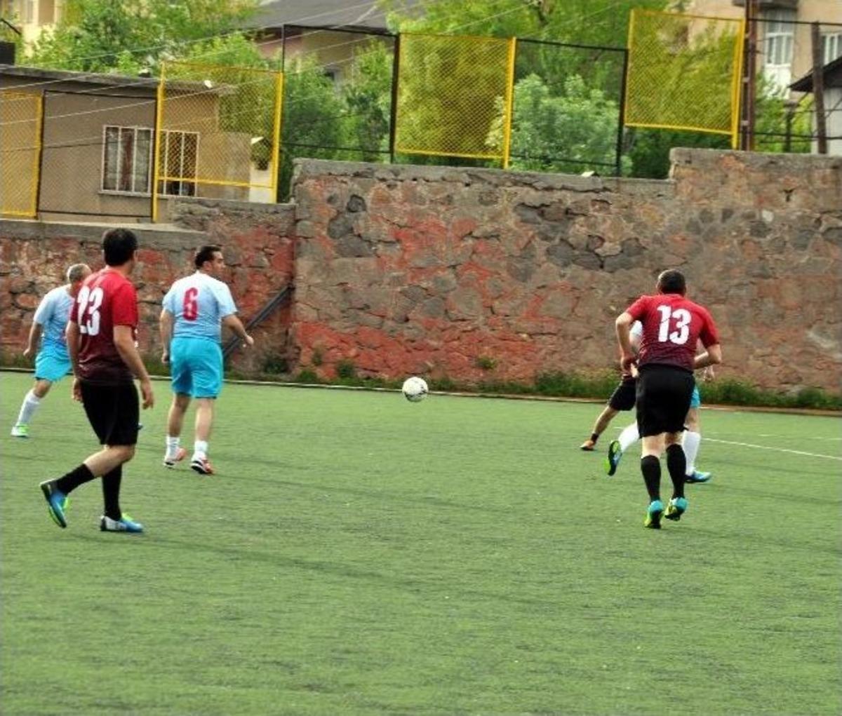 Bitlis&rsquo;te 40 Yaş &Uuml;st&uuml; Futbol Turnuvası Başladı